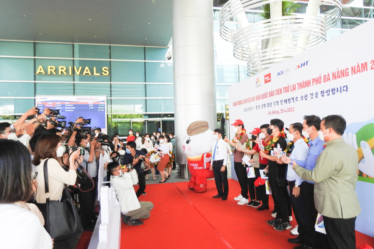 Chào đón du khách Hàn Quốc trở lại Đà Nẵng sau 2 năm gián đoạn vì dịch Covid-19 tại sân bay Đà Nẵng. Ảnh Thanh Tùng.