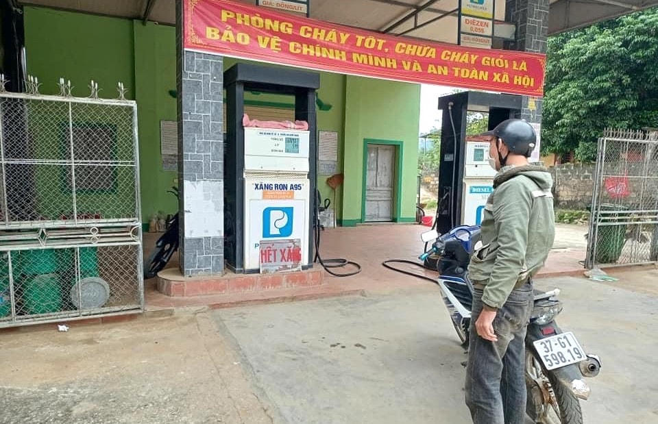Khiến người dân khó khăn khi đổ xăng dầu để đi lại.