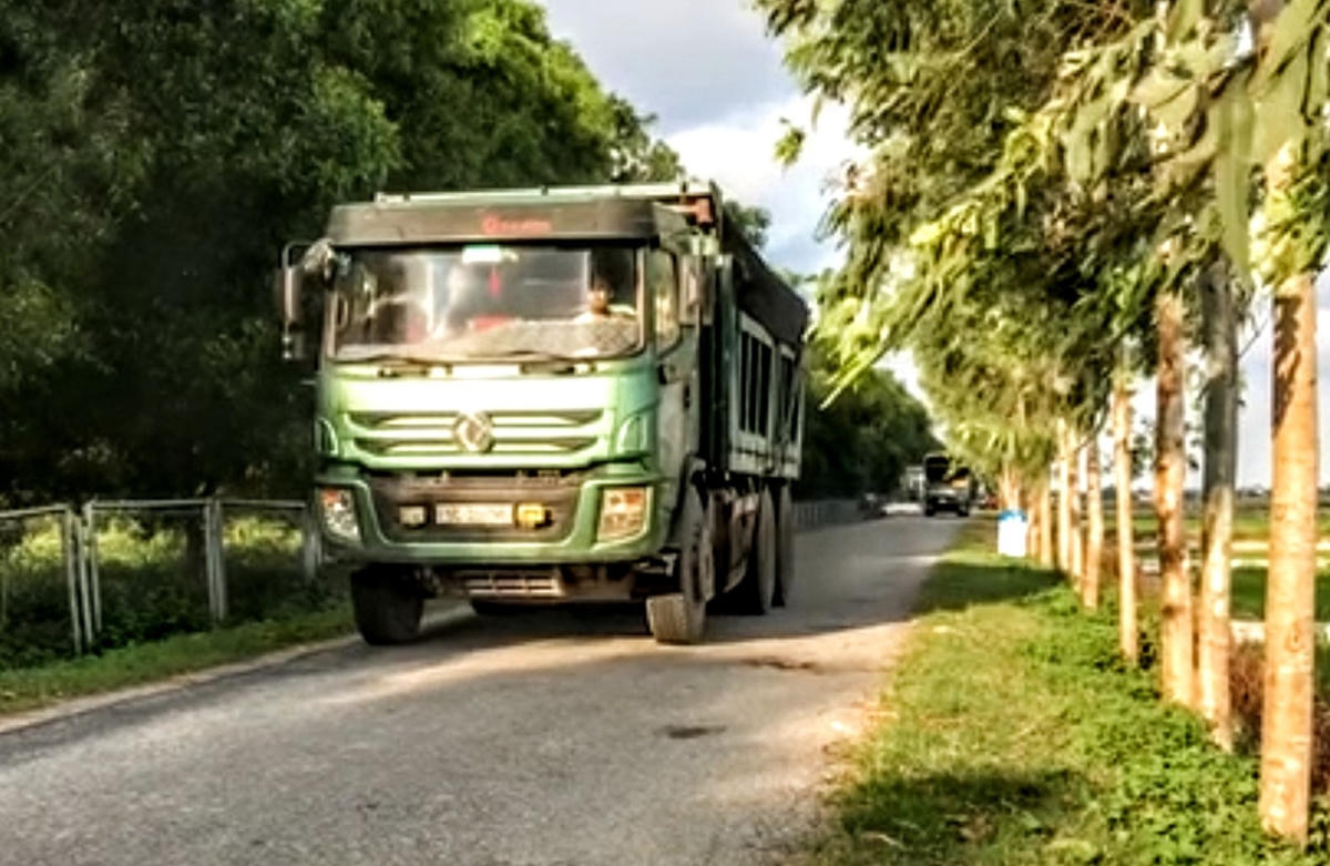 Nhiều xe có tải trọng trên chục tấn vẫn chạy trên tuyến đường gom cao tốc Hà Nội - Hải Phòng đoạn qua huyện Bình Giang, tỉnh Hải Dương.