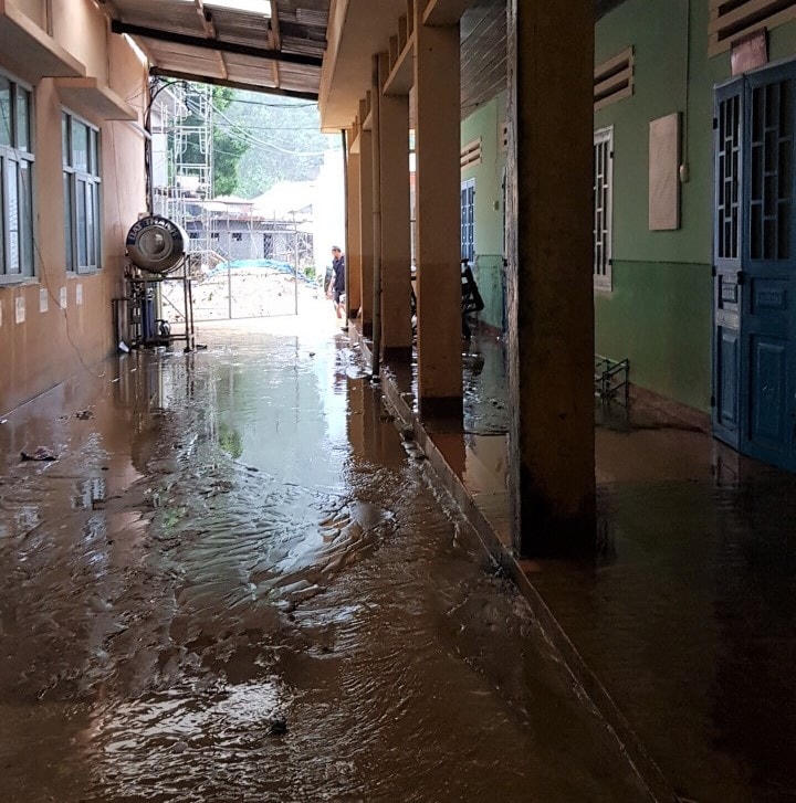 Một góc Trường tiểu học Trà Leng bùn đất ngổn ngang.