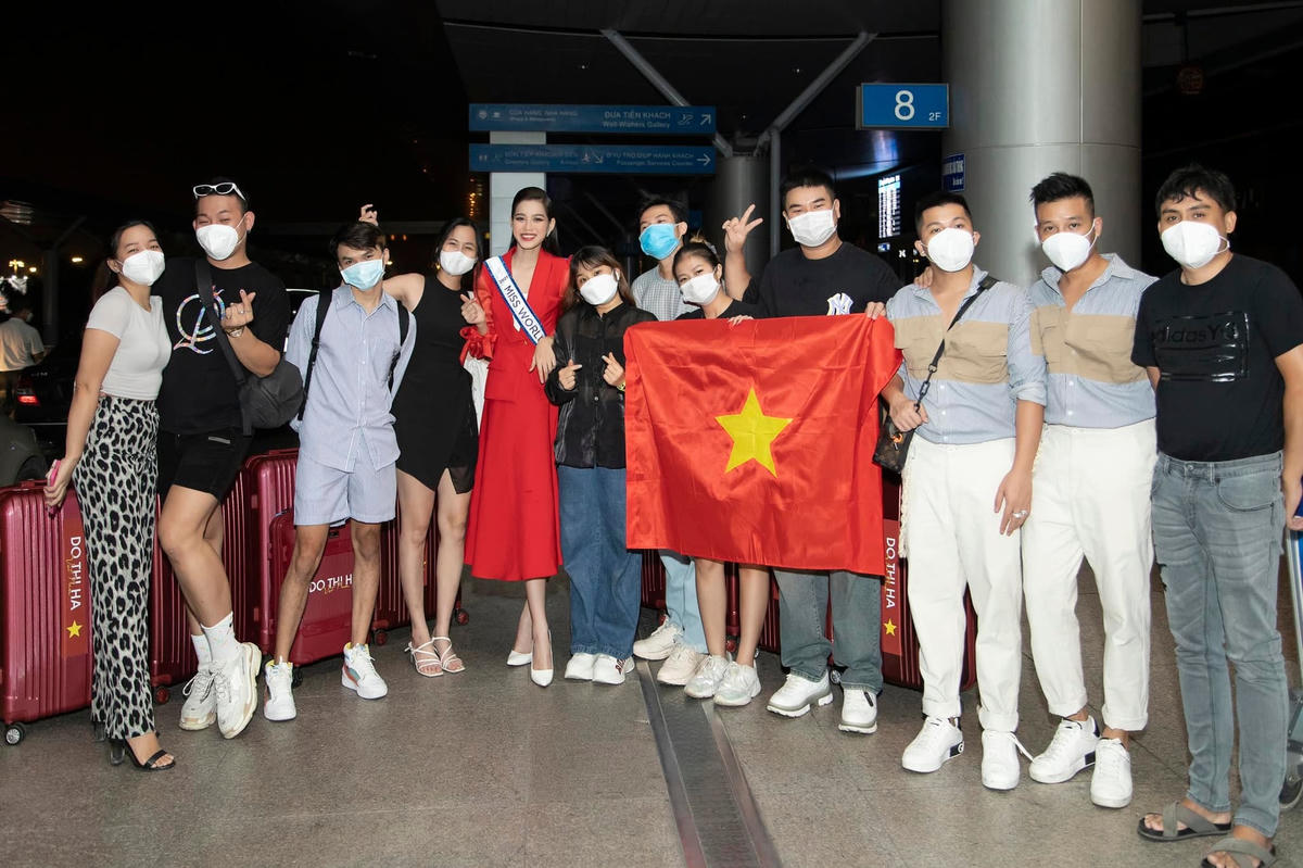 Đỗ Thị Hà chụp hình cùng người hâm mộ tại sân bay. 