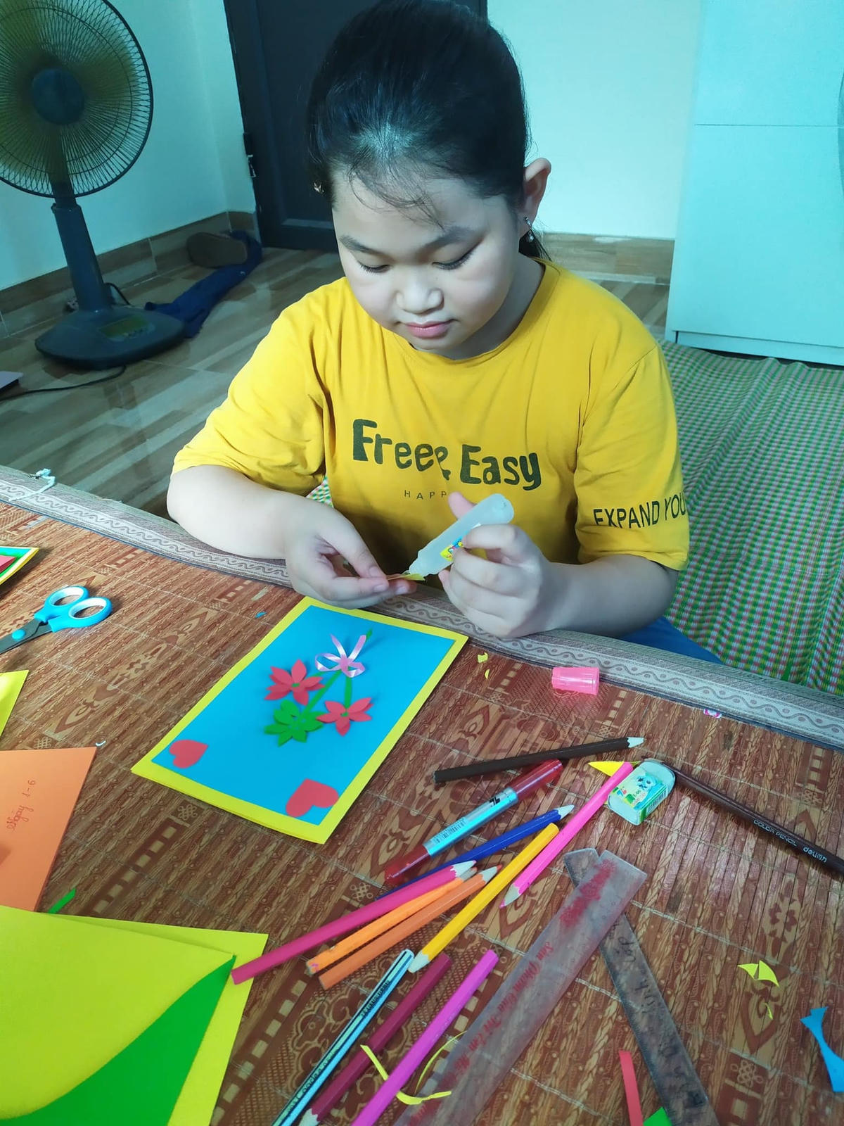 Các em nhỏ làm thiệp tặng các bạn trong khu cách ly tập trung. Thành đoàn Hải Dương.  