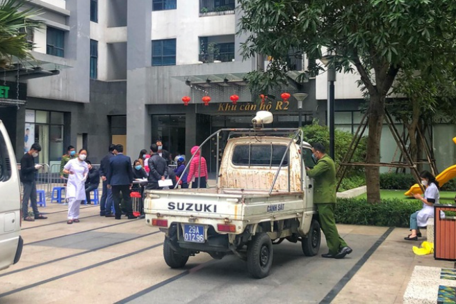 Lực lượng chức năng phong tỏa tạm thời Chung cư Goldmark City. Nguồn: Dân trí.