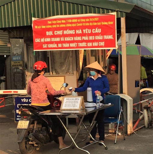  Cùng với đó, Ban quản lý các chợ thực hiện đo thân nhiệt, kiểm soát phiếu đi chợ của người dân theo từng ngày chẵn, lẻ cụ thể và giới hạn số lượng người vào chợ từ 10-15 người.