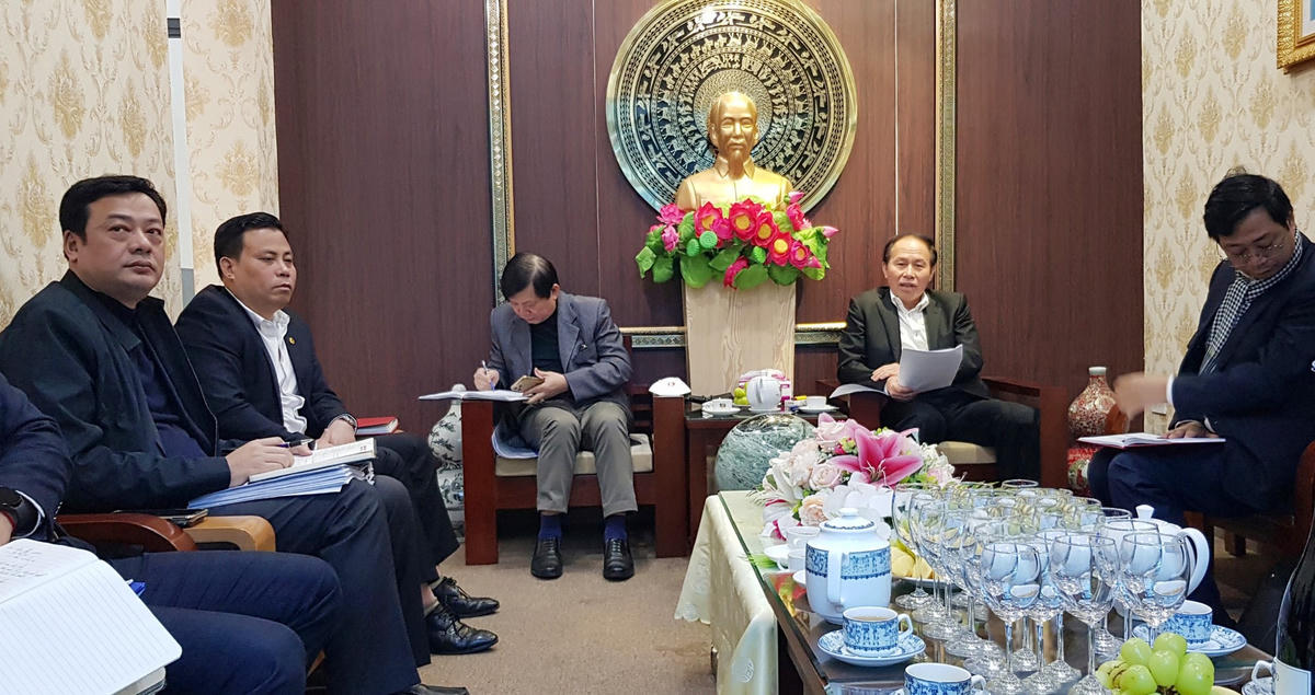 Phó Chủ tịch - Tổng Thư ký Lê Tiến Châu, Phó Chủ tịch Nguyễn Hữu Dũng cùng các đại biểu tại buổi làm việc với Công ty Chấn Hưng.