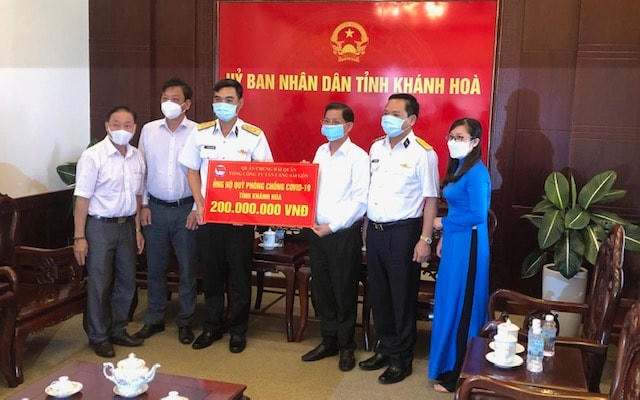 Chủ tịch UBND tỉnh Khánh Hòa tiếp nhận ủng hộ quỹ phòng chống Covid