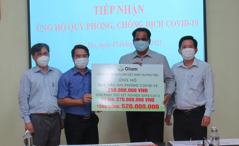 Ông Shajan Thomas Joseph, trao bảng tượng trưng số tiền và hiện vật hỗ trợ công tác phòng chống dịch Covid-19 cho Ủy ban MTTQ Việt Nam tỉnh Phú Yên.