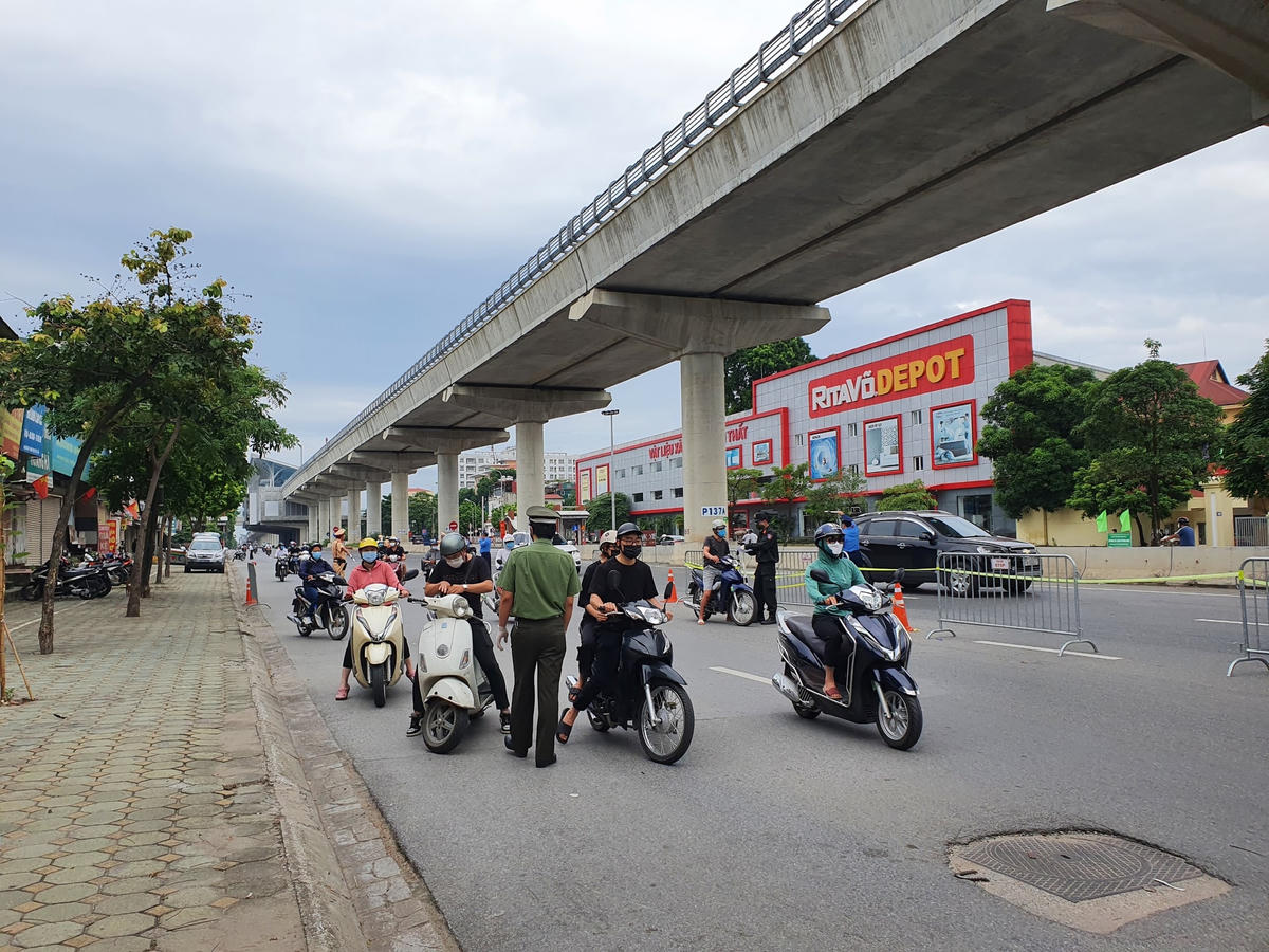 Chốt kiểm soát Cầu Diễn đã "hạ nhiệt" so với 2 ngày trước đây, công tác kiểm tra của lực lượng chức năng "dễ thở" hơn rất nhiều.