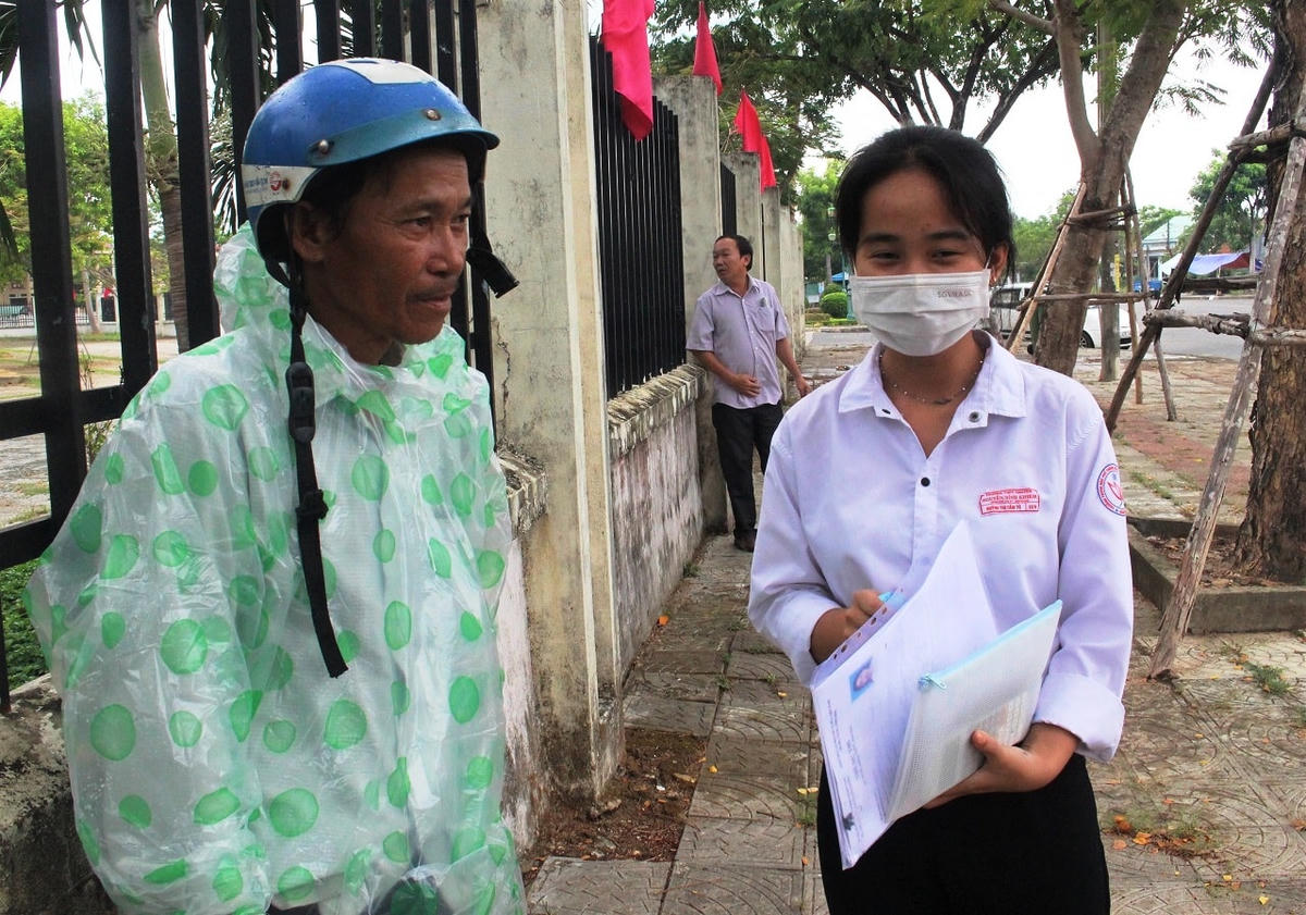 Em Tú rất vui vẻ khi mình làm tốt bài thi môn Toán.