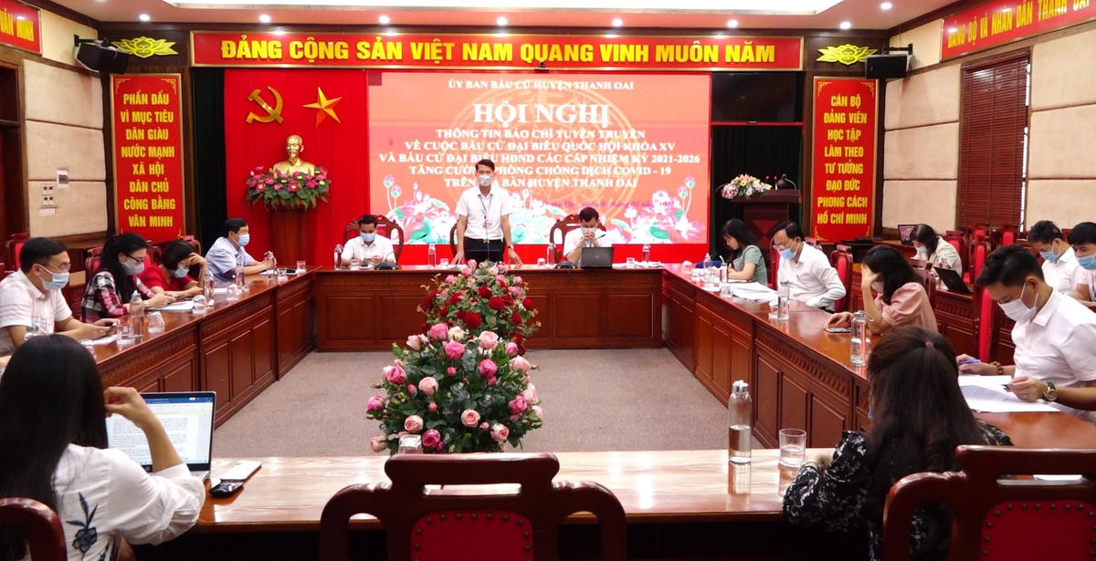 Ông Nguyễn Nguyên Hùng, Phó Bí thư Thường trực Huyện ủy, Chủ tịch HĐND huyện Thanh Oai báo cáo việc triển khai, tổ chức công tác bầu cử.  