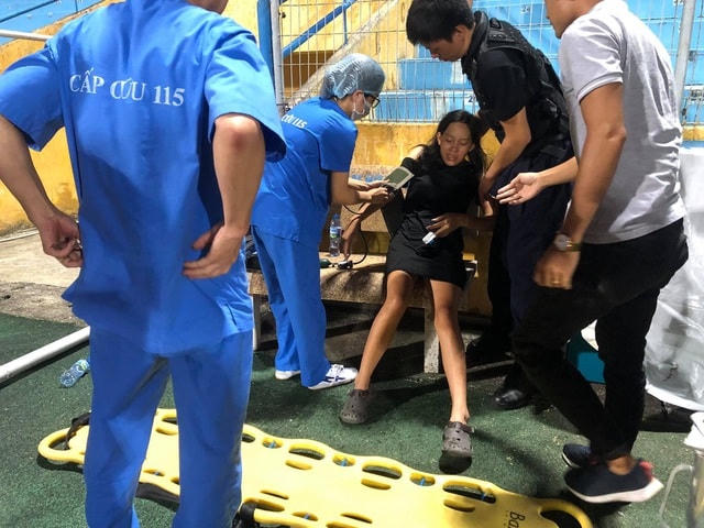Giữa hiệp 1 trận đấu CLB Hà Nội tiếp Sài Gòn FC trên sân Hàng Đẫy, một khán giả nữ đuối sức, có biểu hiện ngất lịm khiến lực lượng y tế phải can thiệp.  