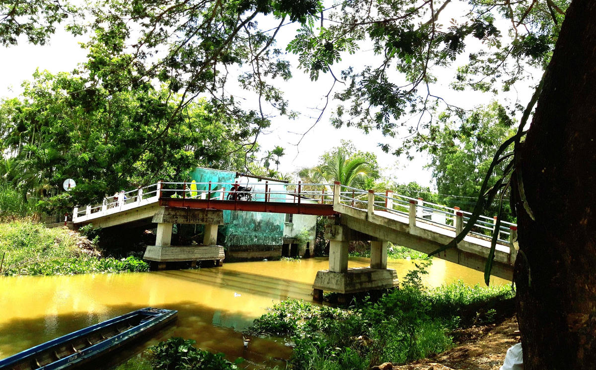 Một cây cầu giao thông nông thôn hỏng lan can đã được anh Khải sửa lại.
