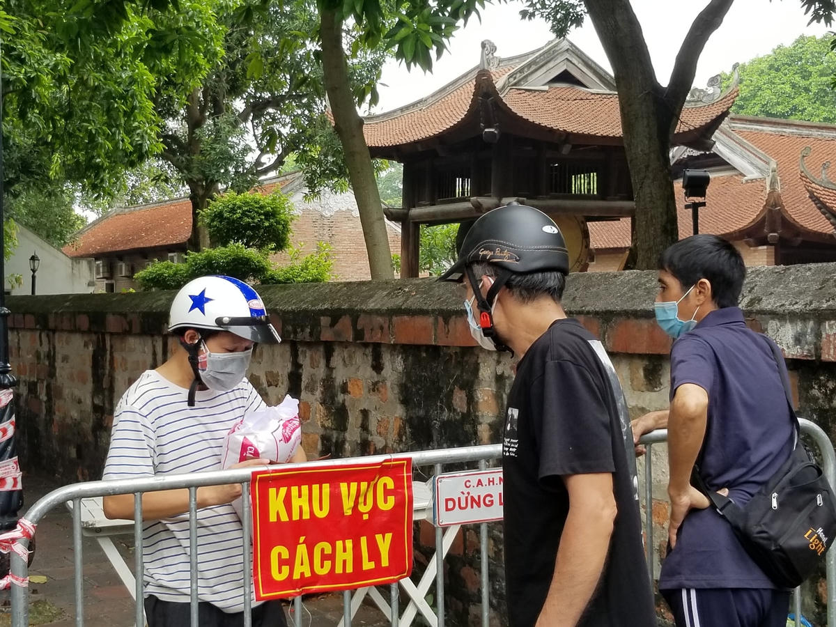 [ẢNH] Hàng trăm lượt tiếp tế nhu yếu phẩm cho 2 phường Văn Miếu, Văn Chương