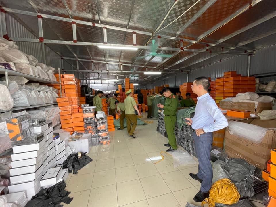 Cơ quan quản lý thị trường xử lý kho hàng giả tại Nam Định, hôm 17/3/2021.