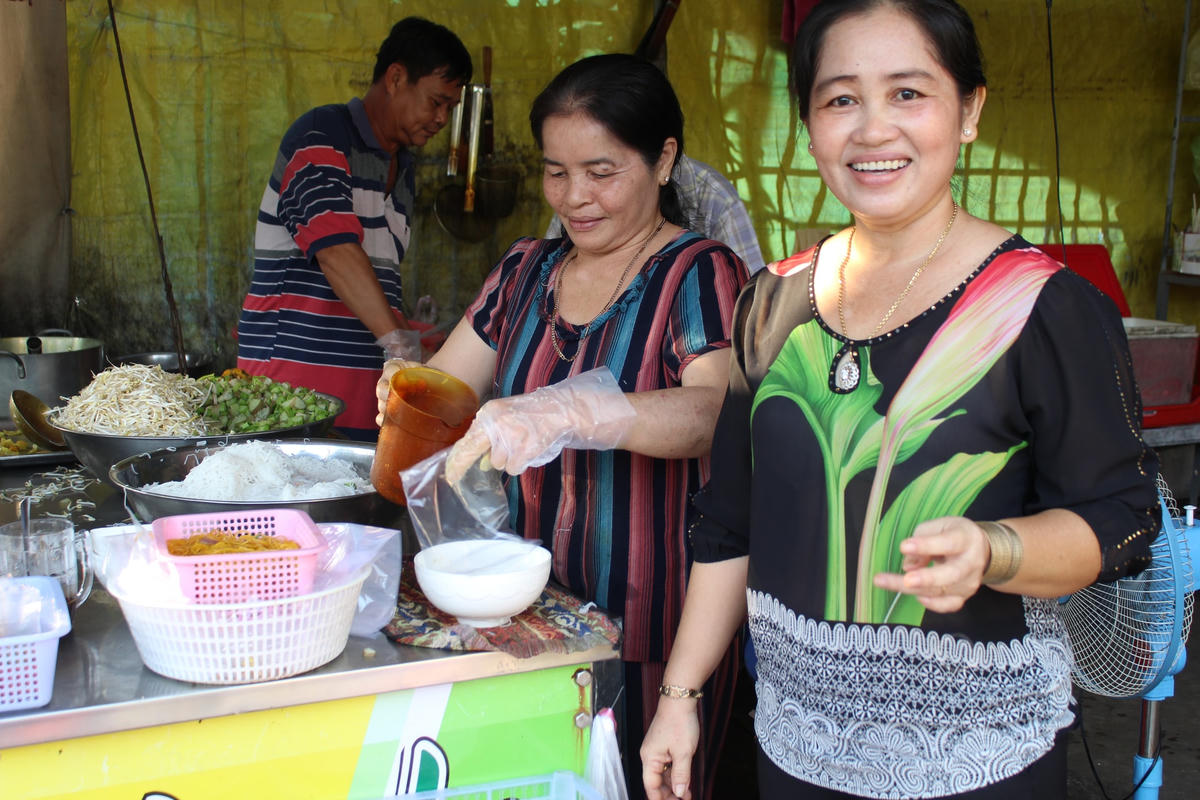 Chị Võ Thị Mỹ (bên phải) cùng các thành viên trong gia đình chuẩn bị tô bún Xiêm lo cho thực khách.