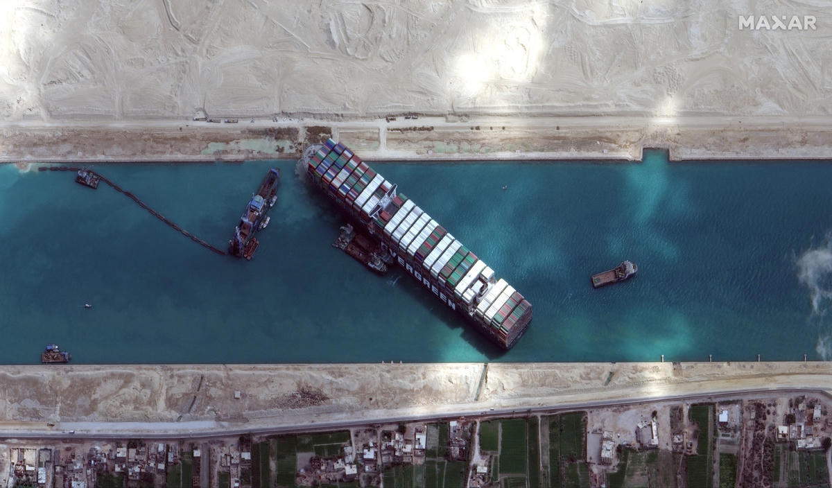 Siêu tàu chở hàng Ever Given chắn ngang kênh đào Suez. Ảnh: CDN.