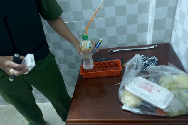Dụng cụ sử dụng ma túy được tìm thấy trong phòng khách sạn mà vợ chồng T. thuê.
