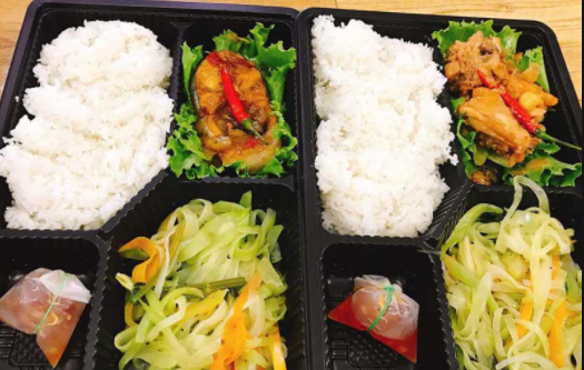 Dân văn phòng cũng hay đựng nước canh rau muống dầm sấu, canh chua trong bình giữ nhiệt, cặp lồng inox, hộp nhựa mang tới văn phòng.