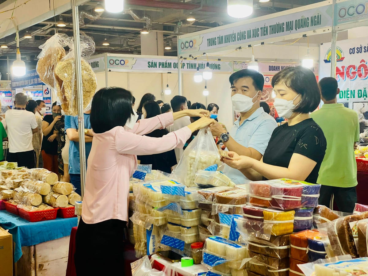 [ẢNH] Tưng bừng đêm khai mạc Hội chợ OCOP Quảng Ninh - Hè 2022