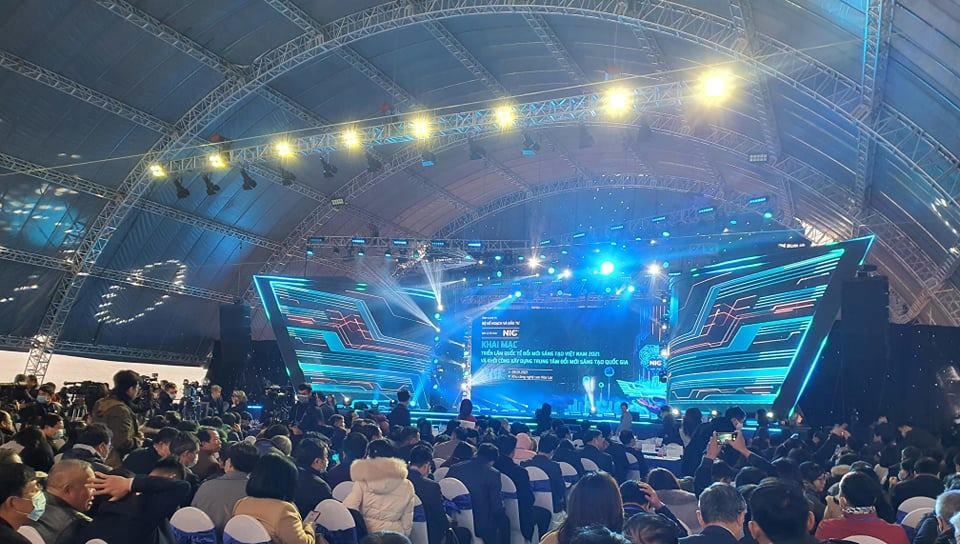 Khung cảnh trước giờ tiến hành lễ khởi công Trung tâm và khai mạc Triển lãm.