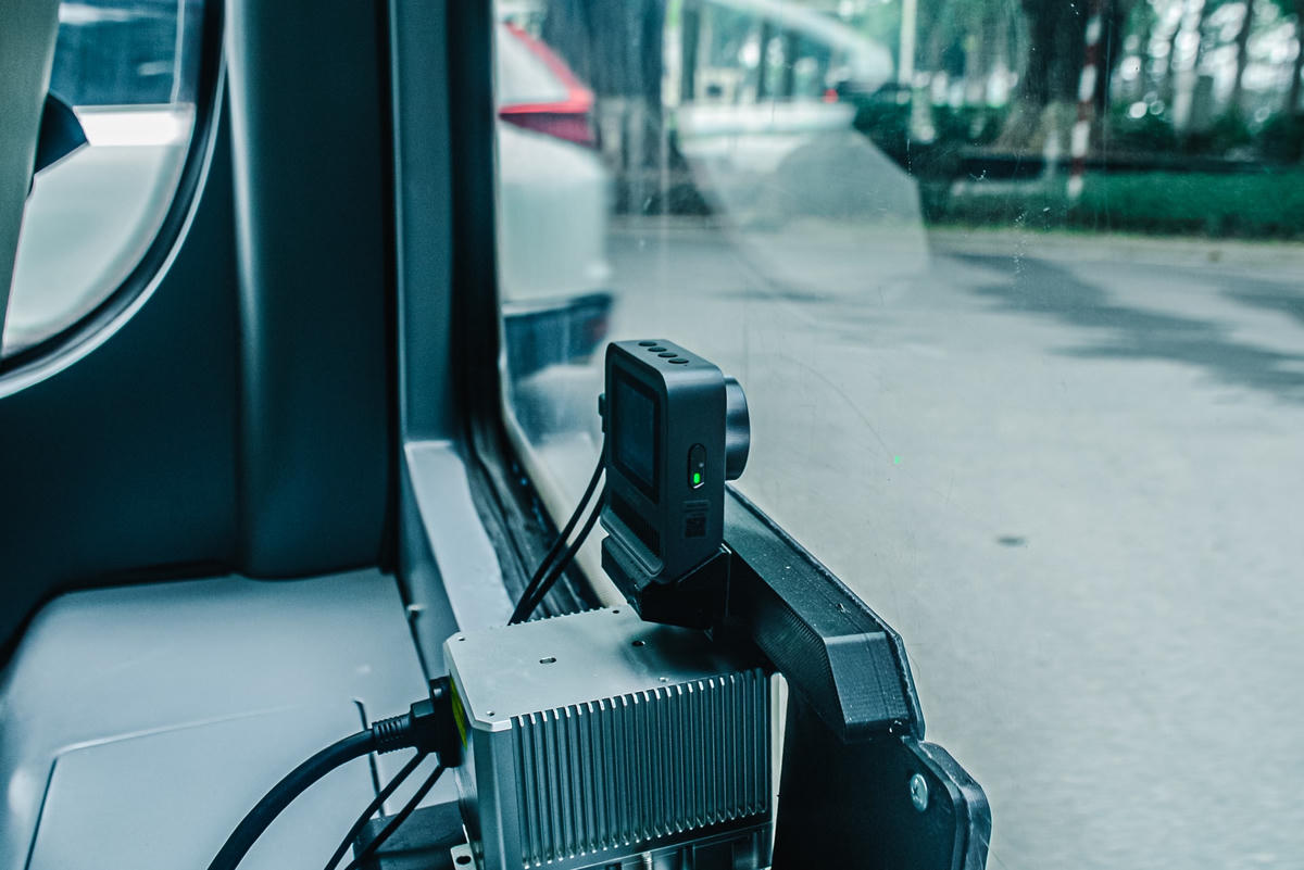 Trong giai đoạn chạy thử nghiệm trong nội Khu đô thị EcoPark đều được gắn camera hành trình tại đầu và cuối xe.