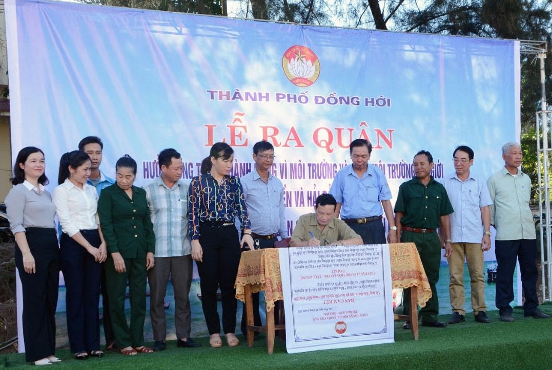 Ban CTMT, các đoàn thể và tổ tự quản thôn Tân Phú (xã Quang Phú, Đồng Hới) kí cam kết xây dựng “KDC tham gia bảo vệ tài nguyên, môi trường biển” năm 2020.