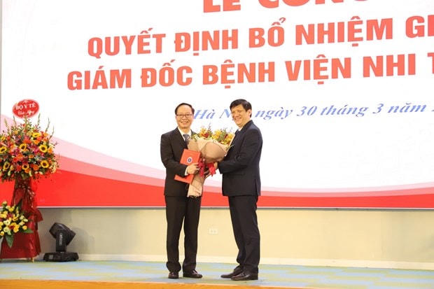 Bộ trưởng Bộ Y tế trao Quyết định cho Phó giáo sư-thầy thuốc nhân dân Trần Minh Điển. Ảnh: Bệnh viện Nhi Trung ương.