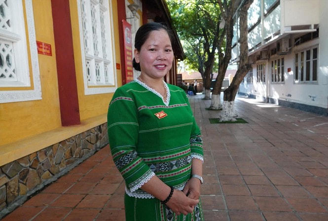 Chị Rơ Lan H’BLơn là công nhân khai thác mủ cao su Đội 9, Công ty 74, Binh đoàn 15. Ảnh: N.S.