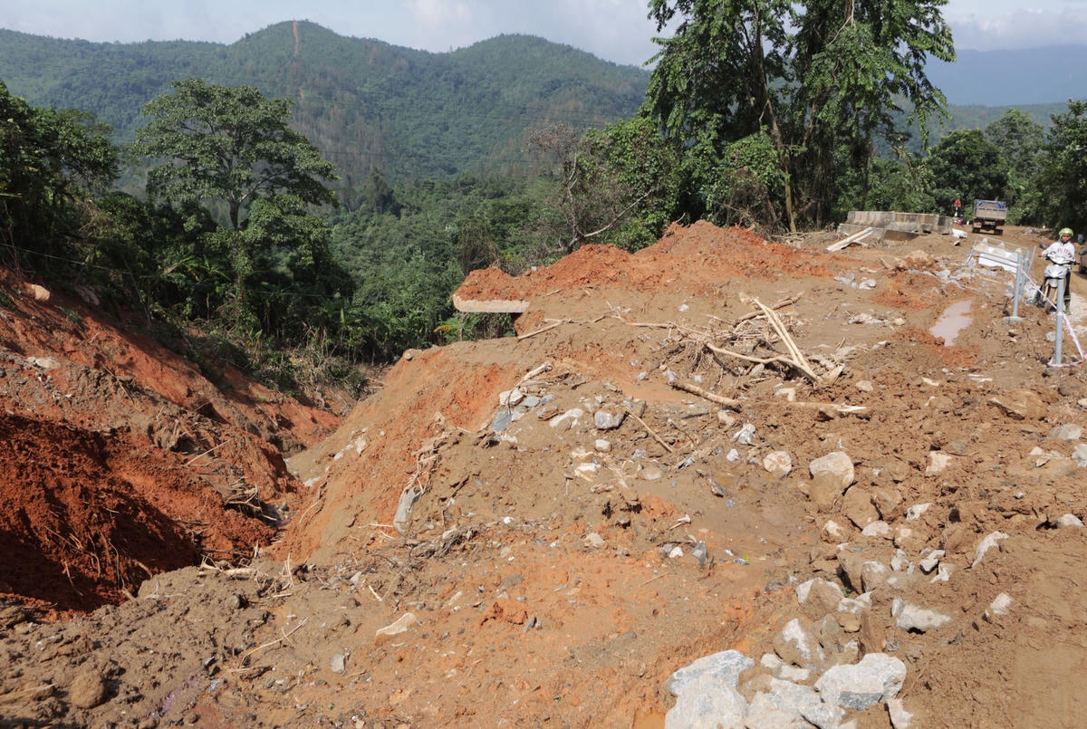 Xã Hướng Sơn là xã nằm sâu trong vùng núi, cách trung tâm huyện hơn 20 km, bị sạt lở nhiều, có đoạn đường bị sạt lở hoàn toàn.