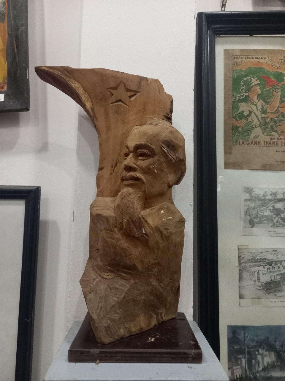 Tượng Hồ Chủ tịch do Lê Duy Ứng thể hiện.  