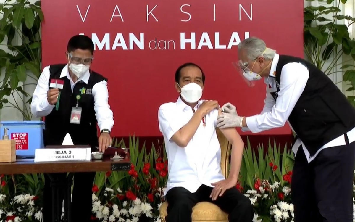Tổng thống Indonesia tiêm vaccine ngừa Covid-19