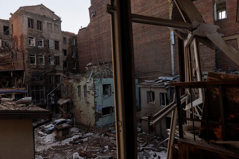 Một khu dân cư đã bị phá hủy ở trung tâm Kharkiv, Ukraine. Ảnh: Reuters