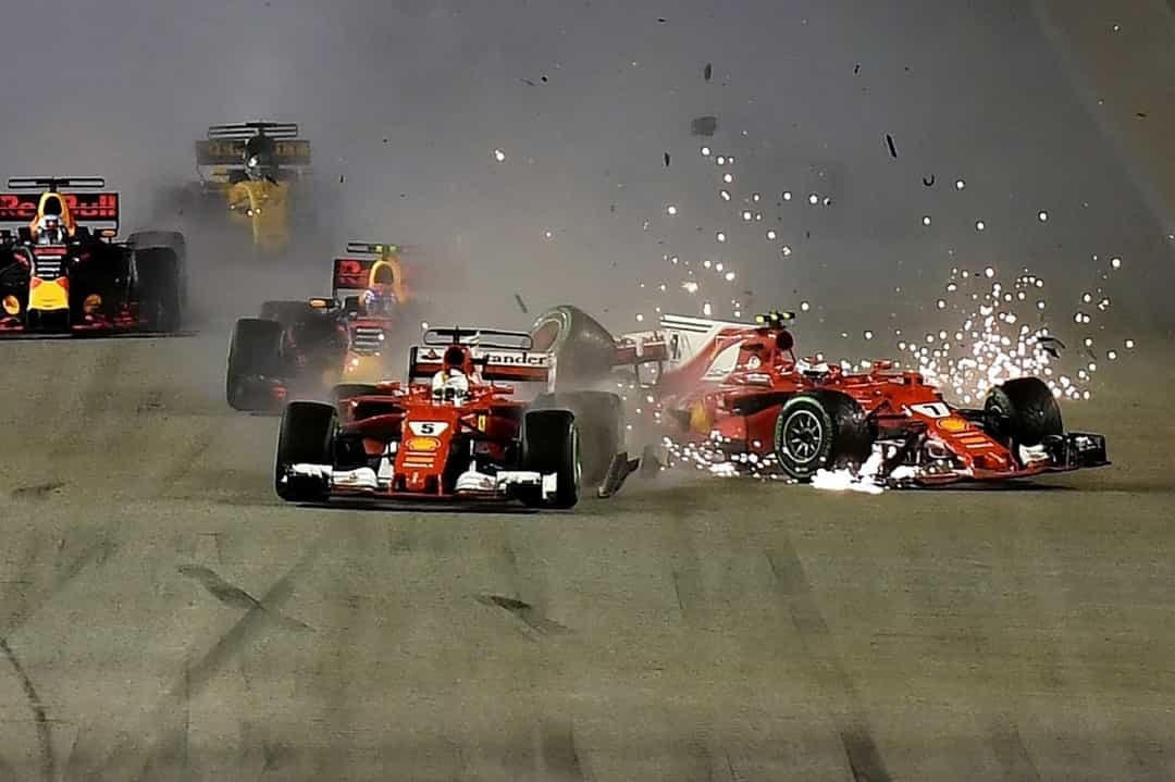 Cả hai chiếc Ferrari đâm vào nhau và kết thúc đường chạy tại Singapore Grand Prix 2017.  