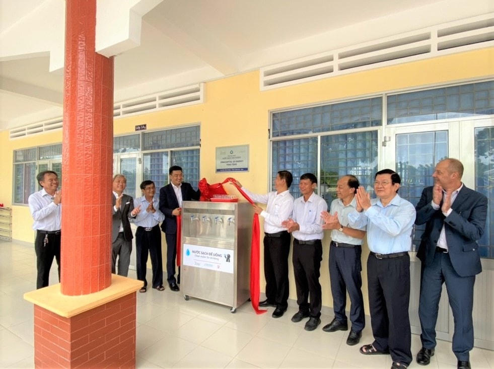 Trao hệ thống lọc nước tại một trường học thuộc huyện Vĩnh Hưng.