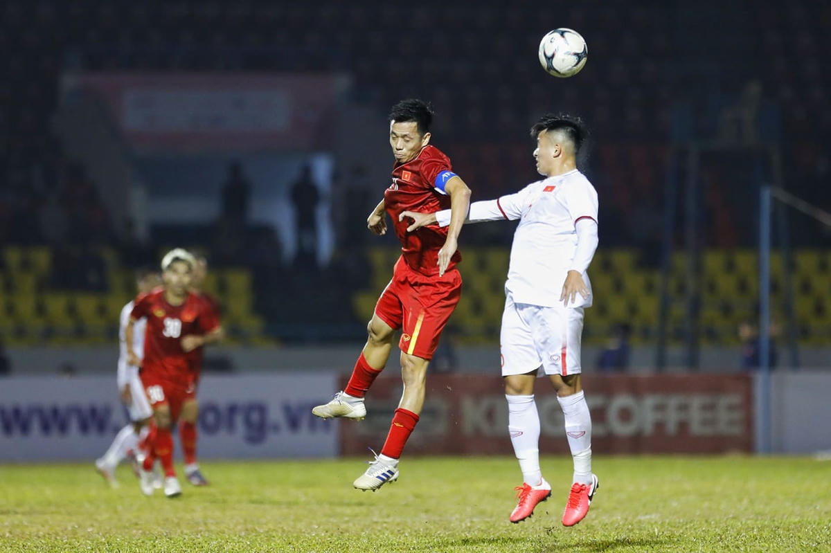 [ẢNH] Nóng cả trên khán đài lẫn dưới sân Cẩm Phả