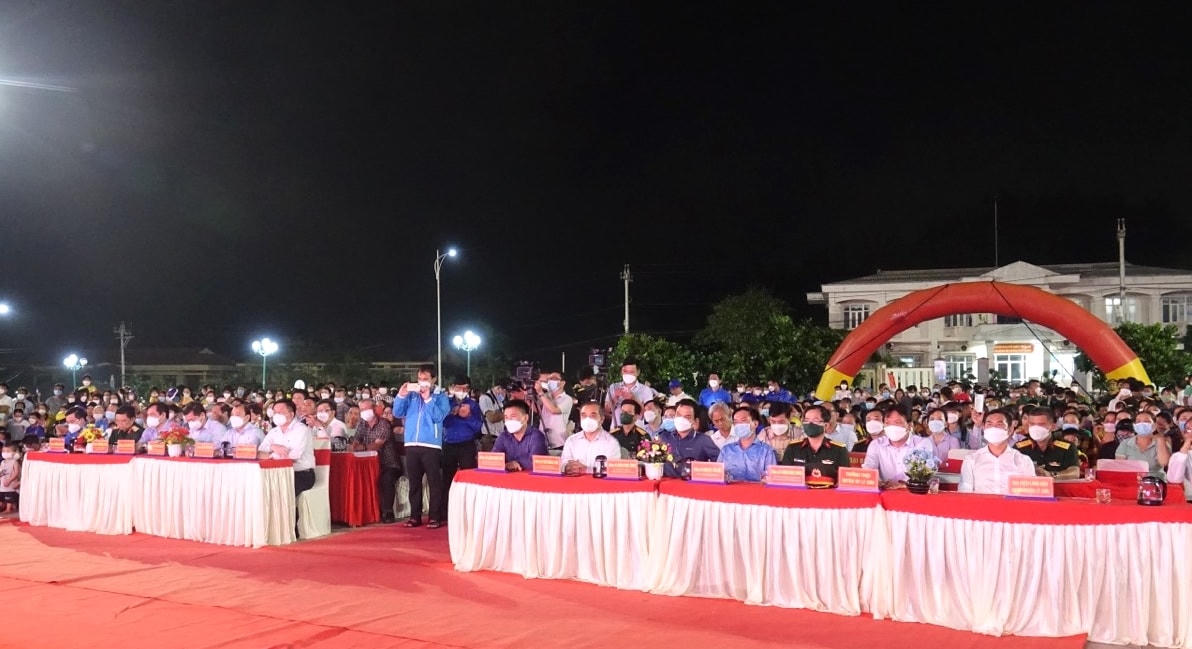 Các đại biểu và đông đảo người dân Lý Sơn tham dự chương trình.