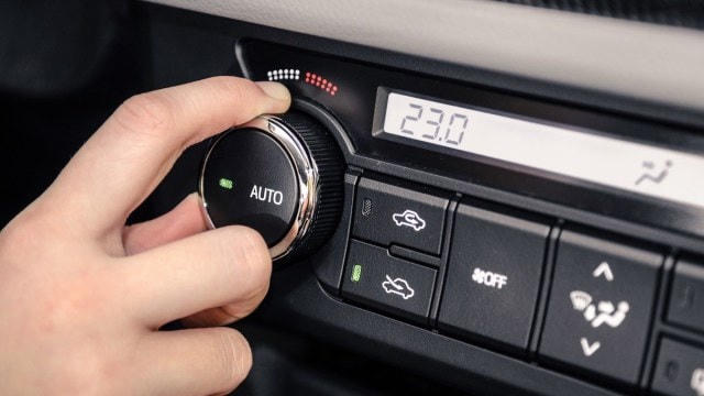 Kính lái ô tô bị mờ do bật sưởi, xử lý thế nào?