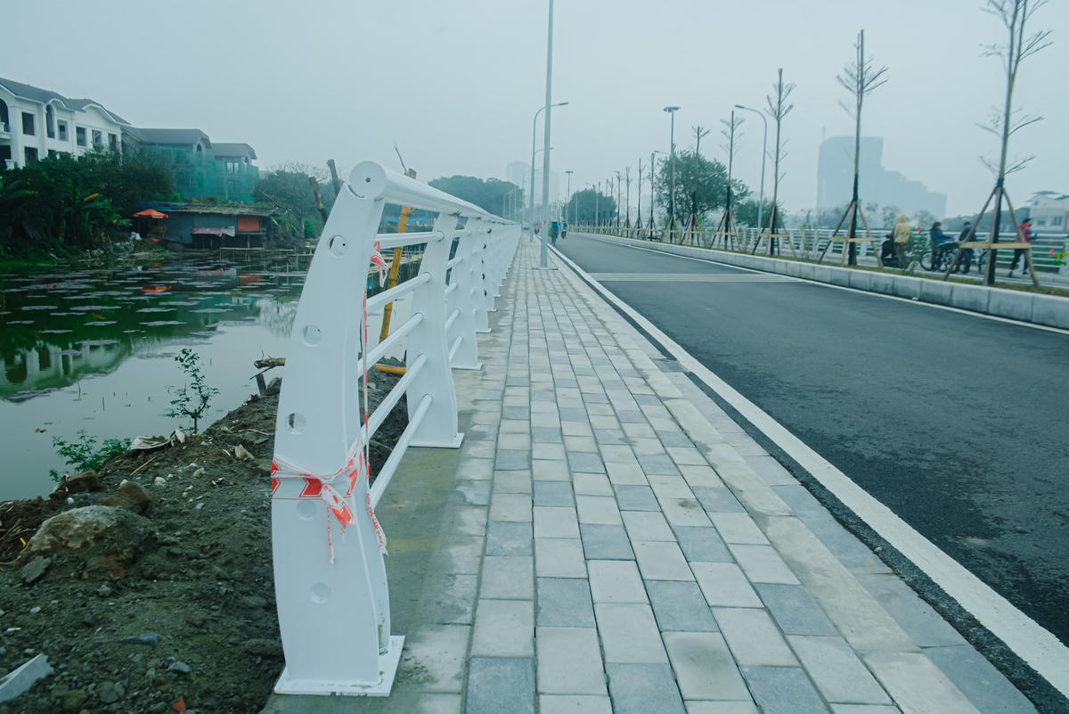 Vỉa hè tuyến đường đã được lát đá, có thể vào mùa hè hai hồ sen nở hoa sẽ rất thơ mộng và thu hút nhiều người tới chụp ảnh.