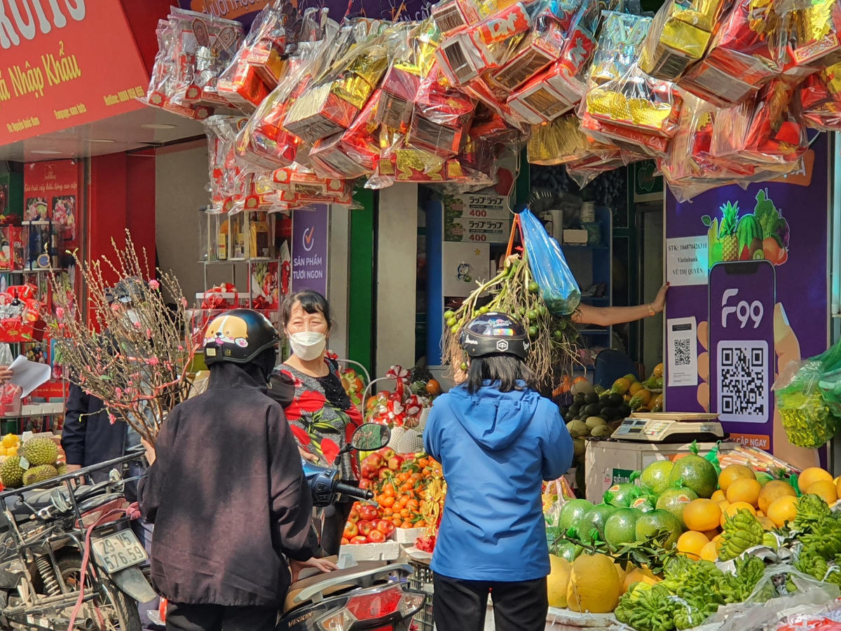Không khí mua bán tấp nập, nhộn nhịp trong những ngày cuối năm. Các tiểu thương tại chợ Nghĩa Tân cho biết, hôm nay là ngày có lượng người mua tăng đột biến hơn so với mọi ngày. Cũng bắt đầu từ lễ cúng ông Công ông Táo, người dân sẽ mua sắm chuẩn bị cho Tết nhiều hơn. 