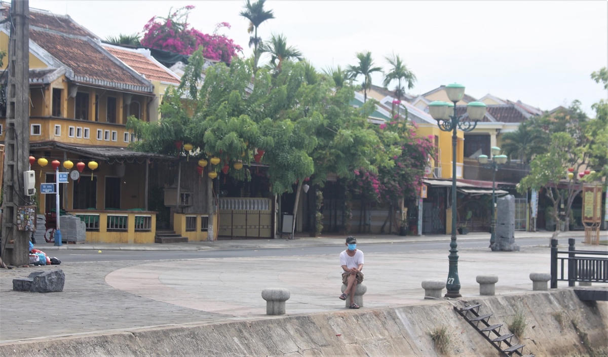 Một số người dân An Hội ra ngắm trời, hít thở không khí.