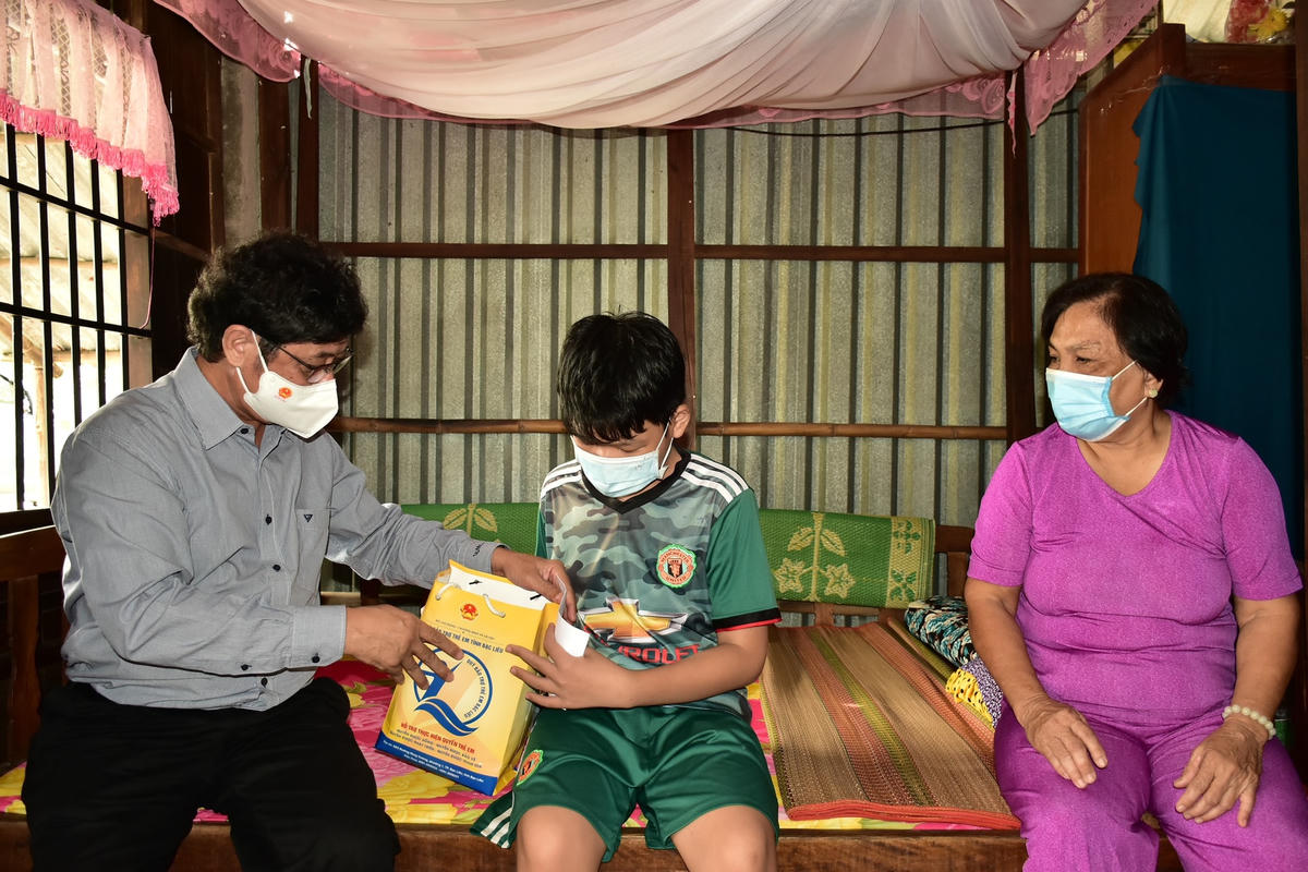 Đại diện đoàn, ông Nguyễn Huy Thái - Phó trưởng đoàn chuyên trách Đoàn đại biểu Quốc hội tỉnh trao tặng kinh phí cho trẻ em mồ côi có cha, mẹ mất vì dịch Covid-19.