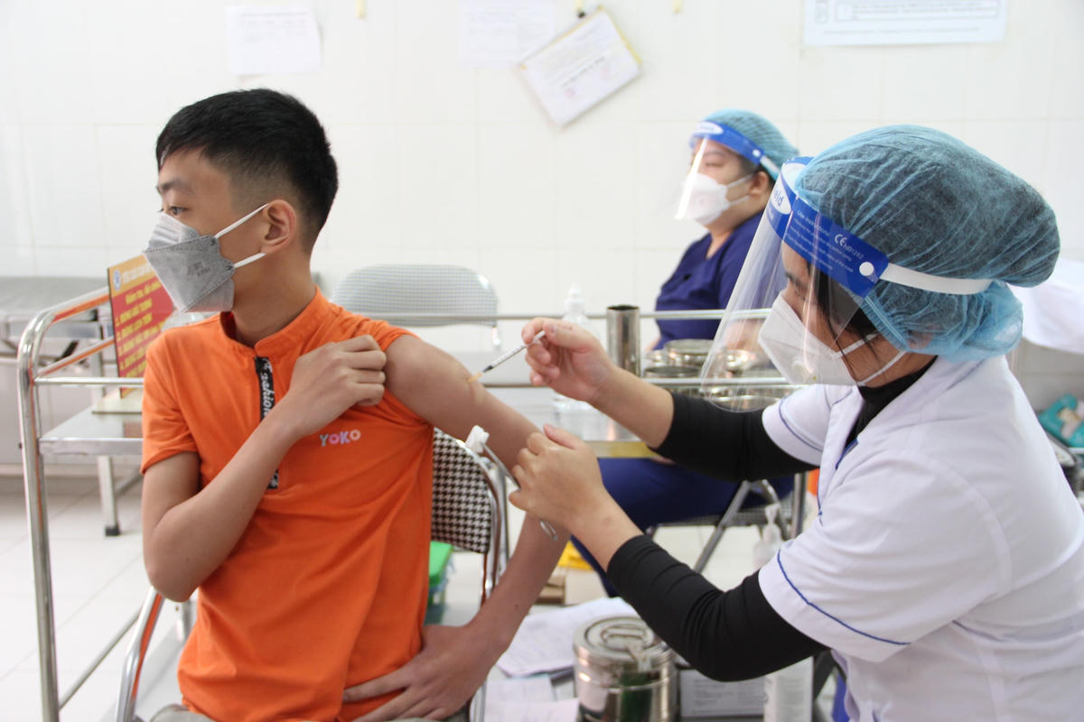 Sau khi tiêm xong, học sinh sẽ phải ngồi theo dõi 30 phút các cháu mới được về