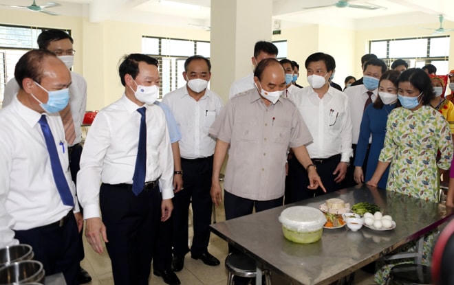 Chủ tịch nước Nguyễn Xuân Phúc và đoàn đại biểu thăm bếp ăn của học sinh.