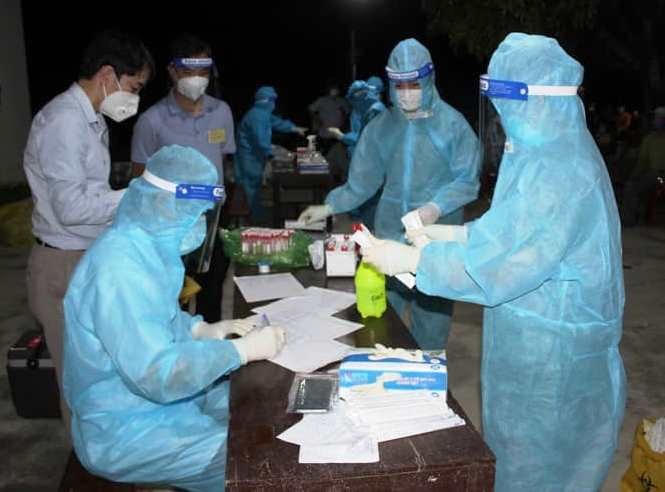 Cơ quan chức năng thần tốc lẫy mẫu, truy vết các trường hợp liên quan đến ca mắc ở xã Quỳnh Hoa, huyện Quỳnh Lưu (Nghệ An). Ảnh: SKĐS.