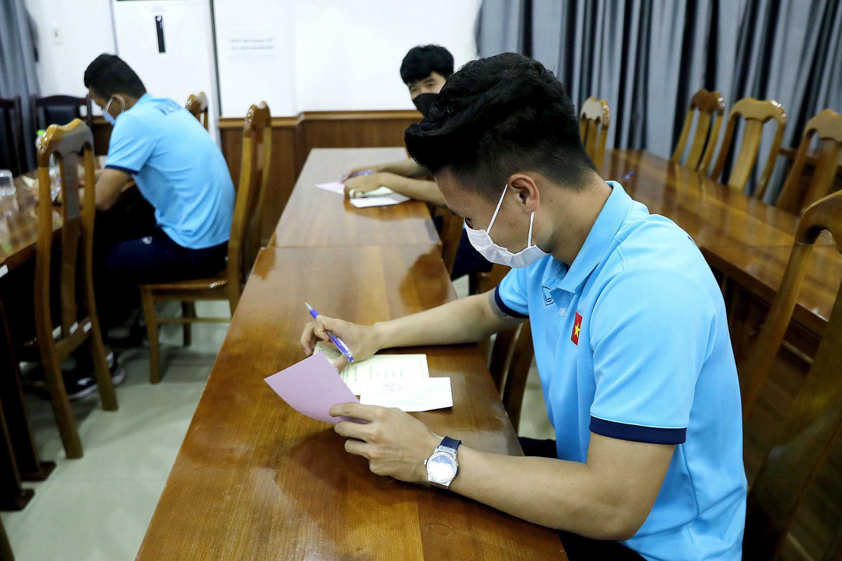 Các tuyển thủ bóng đá Việt Nam bầu cử tại trụ sở LĐBĐ Việt Nam