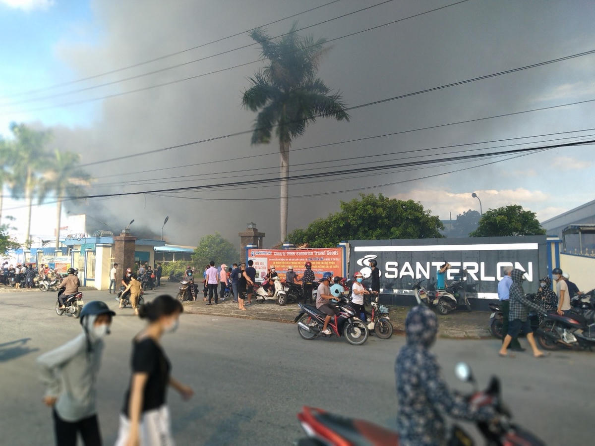 Đám cháy lớn bùng phát tại Công ty TNHH Santerlon (Lô B2, B3, đường D3, KCN Hòa Xá, TP Nam Định (Nam Định), doanh nghiệp chuyên sản xuất các sản phẩm vali, túi xách, yên, đệm… vào đầu giờ chiều nay, 26/8.