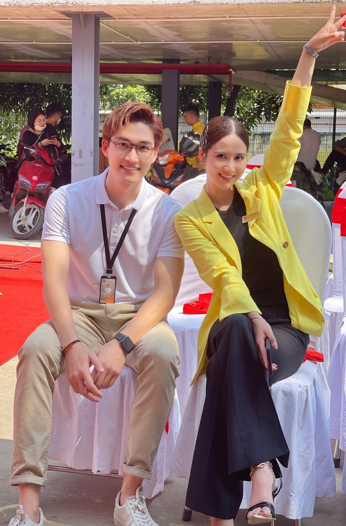 Trong “thương ngày nắng về”, Huyền Lizzie trở lại với tạo hình sang chảnh, nữ tính. Cô thường xuyên diện set vest cho thấy sự uy nghi, nghiêm khắc đúng với tính cách của nhân vật.