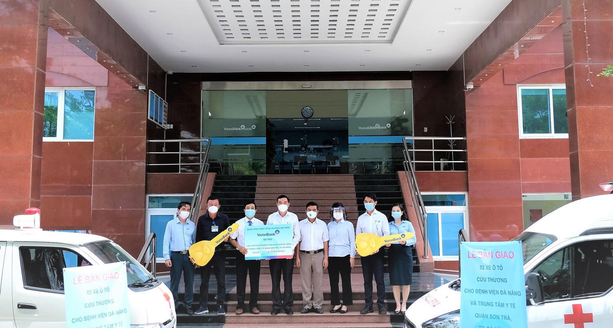 Đại diện Bệnh viện Đà Nẵng, Trung tâm Y tế quận Sơn Trà, TP Đà Nẵng tiếp nhận xe cứu thương do VietinBank tài trợ.