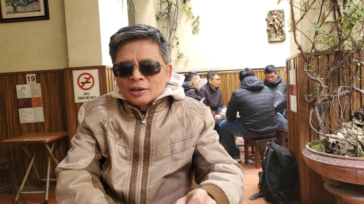 Quán cà phê quen thuộc ông Quý hay lui tới khi vắng khách.