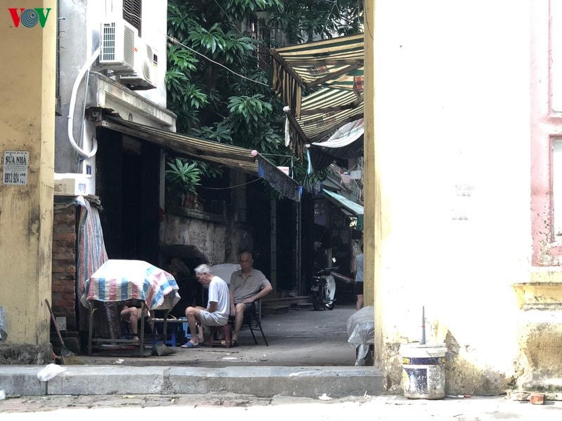 Các cụ ông chơi cờ ngay dưới cổng làng mỗi chiều.